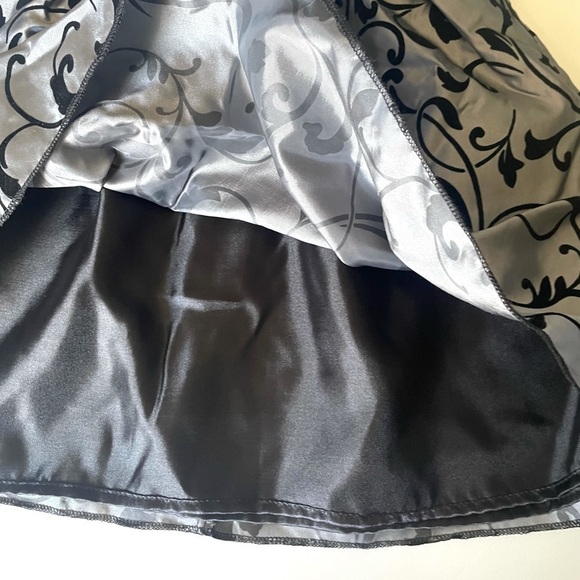 CHASE N’LONDON Grey Victorian swirl dress- various - Picture 4 of 6